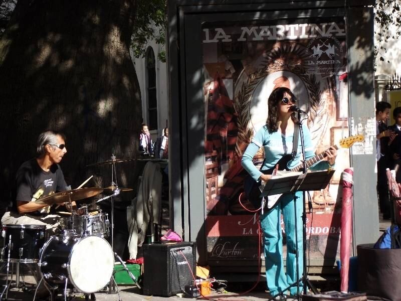 Detalhe de músicos que tocam na rua, em frente ao Templo da Companhia de Jesus, em Córdoba
Leia a reportagem especial de Miguel Arcanjo Prado: Córdoba é cidade jovem, histórica e intelectual da Argentina