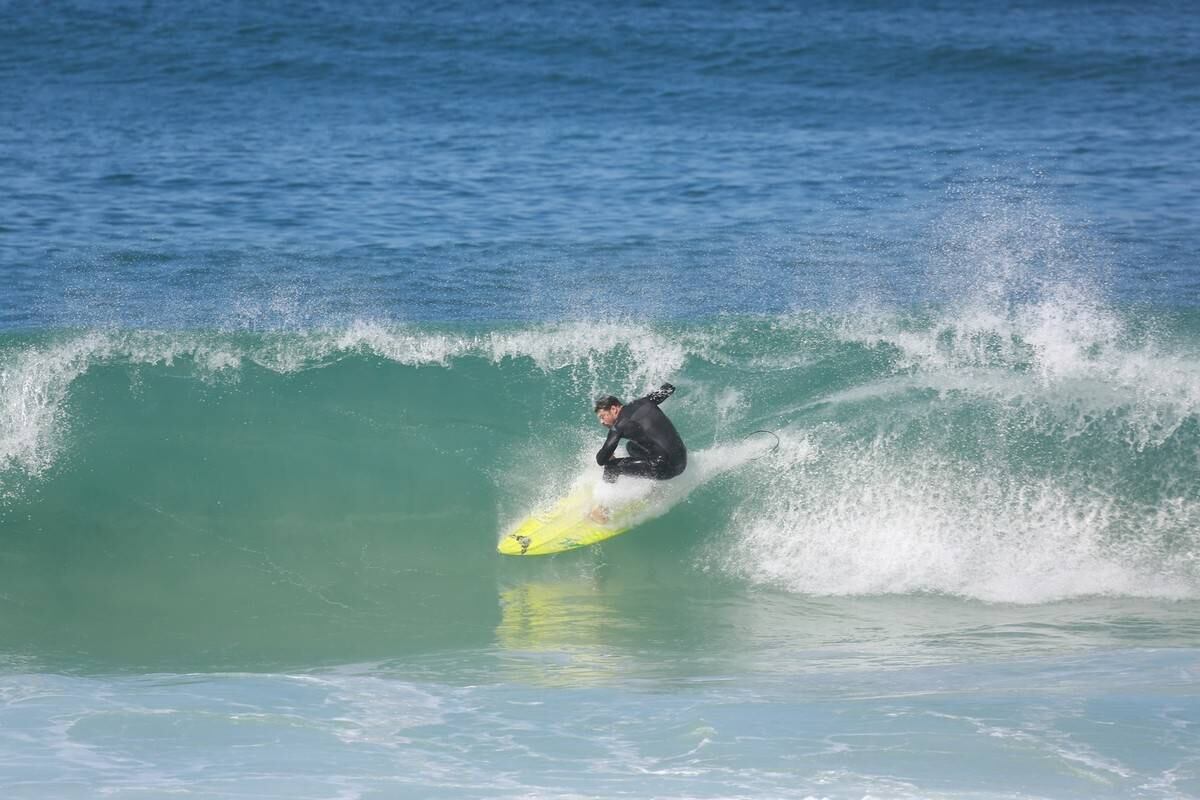 Cauã Reymond surfou no Recreio dos Bandeirantes nesta segunda-feira (21)