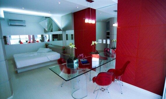 Os administradores fazem negociações à parte e não divulgam
um preço tabelado para os interessados em atravessar a noite ou passar algumas
horas na principal suíte do motel. O ponto está situado no km 25 da rodovia BR-262
