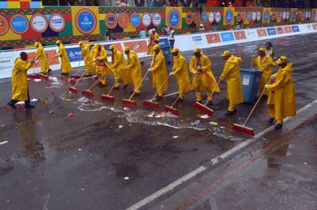 Foram utilizados 709 mil litros de água e 1450 litros de detergente aromatizado para limpeza