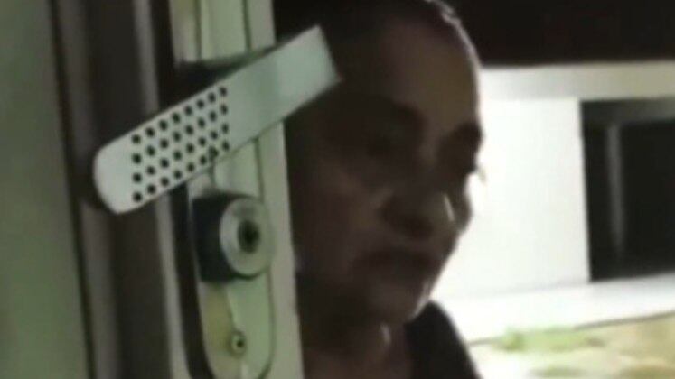 A princípio, Nerci apontou uma suposta vendedora que teria entrado na casa. Durante a audiência de instrução e julgamento realizada na última quarta-feira (23), a mãe de Izadora assumiu sozinha o assassinato da filha. A mulher se manteve em silêncio ao ser questionada sobre a motivação 