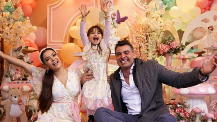 Durante A Fazenda 8, Li Martins e JP Mantovani começaram a namorar. Fora da sede, a história inspiradora rendeu a linda Antonella! O casal também participou do Power Couple Brasil 5, na tela da Record TV, e os fãs puderam acompanhar um pouco da rotina da dupla