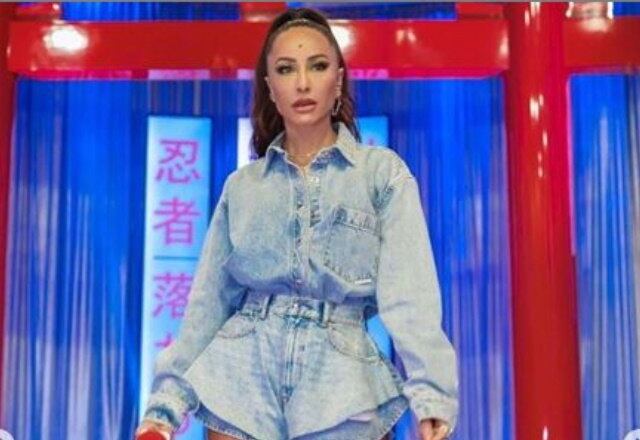 Para alternar entre os vestidos, Sabrina apostou em um look all jeans totalmente moderno e ousado