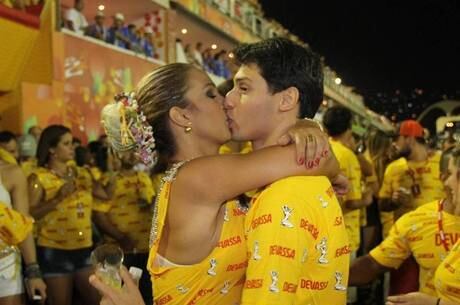 Valesca Popozuda pensa em morar com namorado, diz jornal