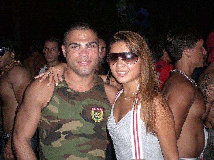 Nélio, a exemplo de Ronaldo, quando solteiro, aproveita as baladas e fotografa ao lado de belas mulheres