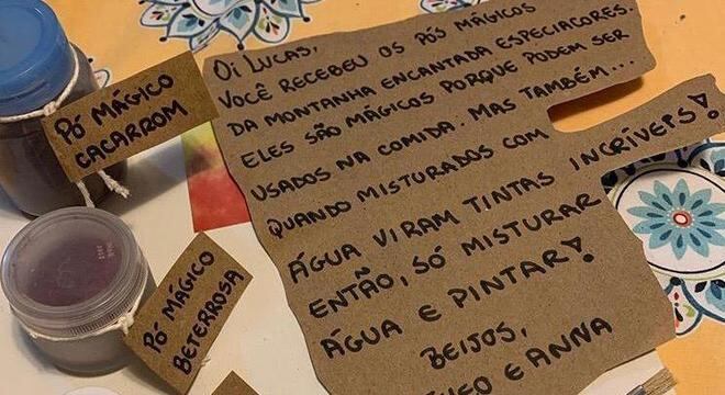 Na casa da 'Marina Simplifica' ela e as crianças fazem os presentes para os amigos