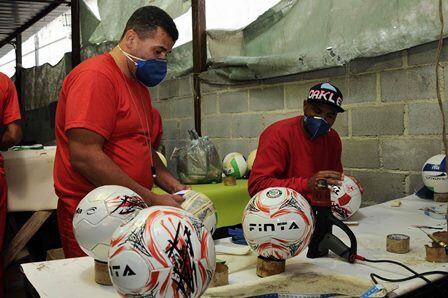 Quarenta e um presos trabalhão no galpão de produção de bolas no Complexo Penitenciário Nelson Hungria, em Contagem