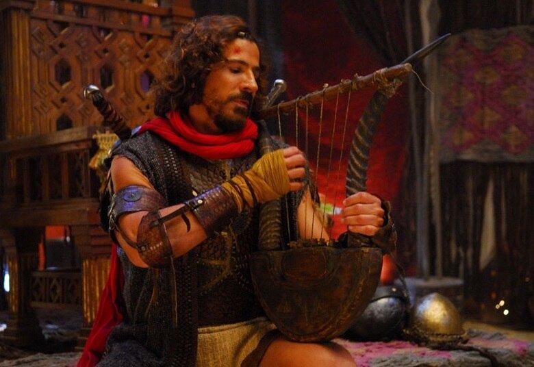 7- Um músico aplicado

Davi tinha aptidão para a música, tocava harpa e compunha hinos. Quando um espírito mal tomava Saul, Davi conseguia expulsá-lo por meio do seu talento para a música