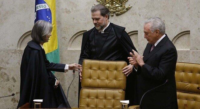 Toffoli (c) cumprimenta Cármen Lúcia (e), observados por Michel Temer (d)