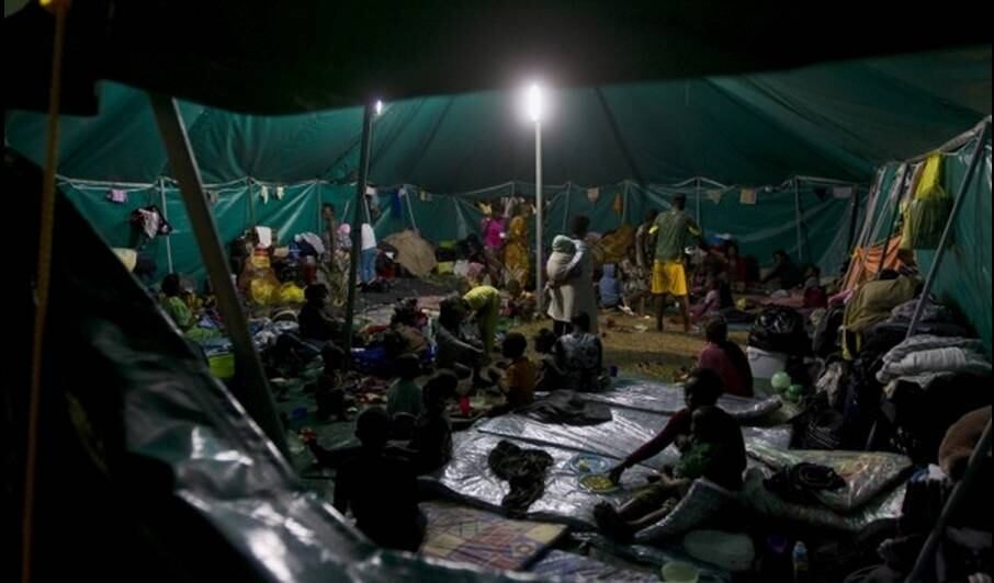 Diversos estrangeiros que foram perseguidos durante a onda
de violência fugiram de suas casas e se instalaram em comunidades como esta em
Isipingo, cidade ao sul de Durban