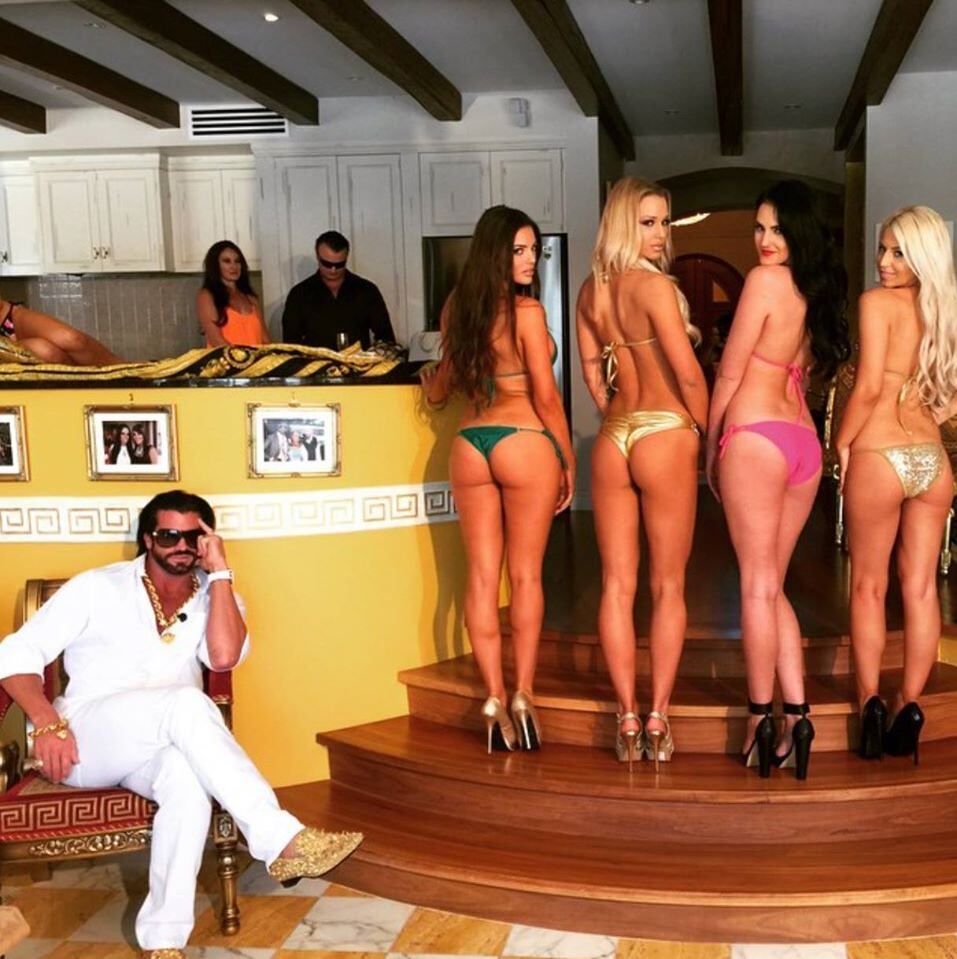Travers Beynon está dando o que falar nas redes sociais. O empresário australiano leva uma vida de pura ostentação. Mansão lotada de mulheres, carros luxuosos, comida e bebida
