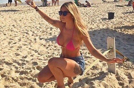 Aline mostra novas próteses e pratica slackline