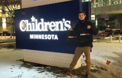 Garoto levou os jogos para as crianças doentes no hospital infantil
