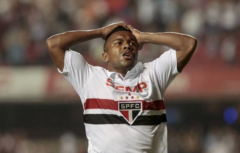 Com a chegada de Kaká, crescem os boatos da saída do colombiano Pabon, que já era dado como carta fora do baralho no Morumbi. Até agora, porém, o clube ainda não conseguiu negociar o meia