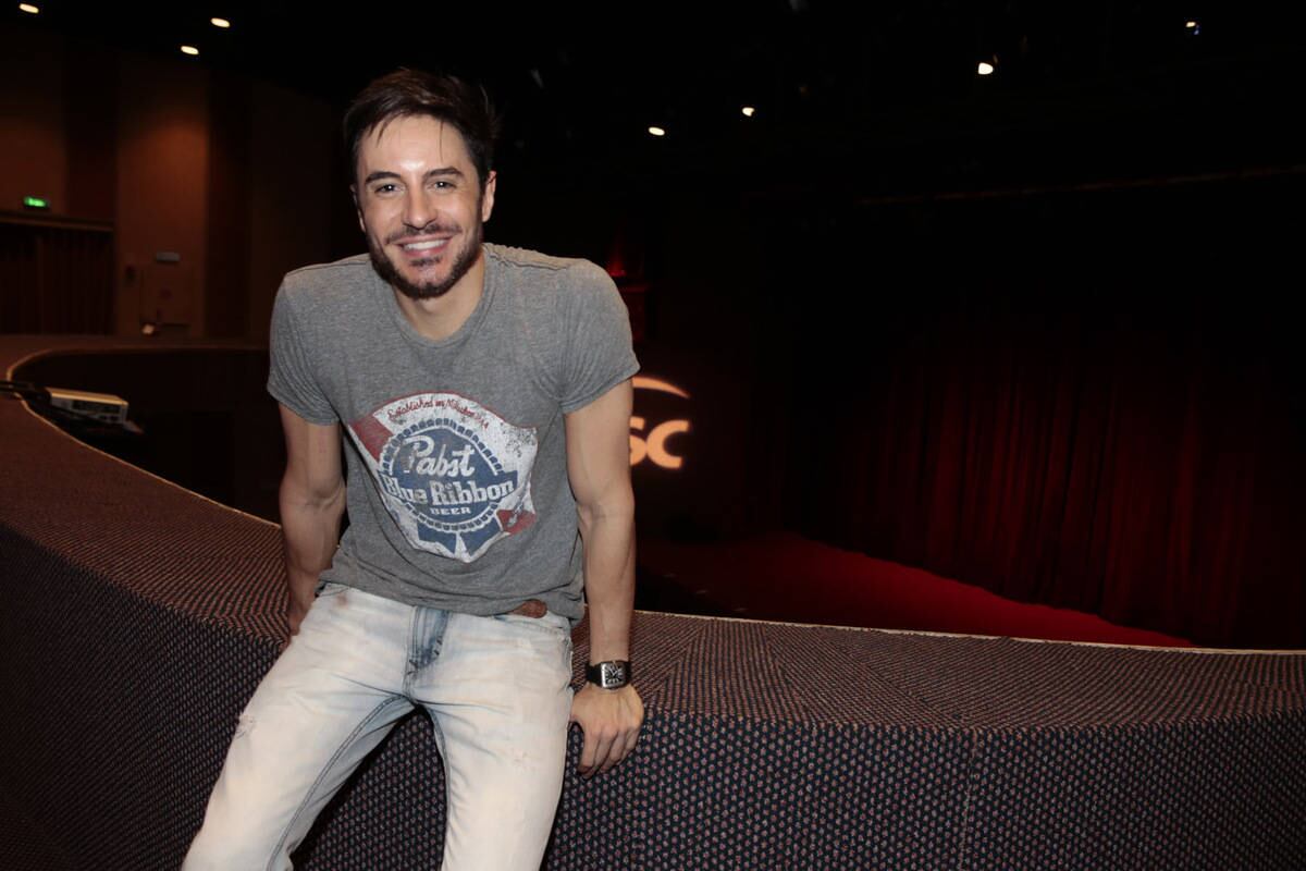 Simpático o ator Ricardo Tozzi sorri para o fotógrafo