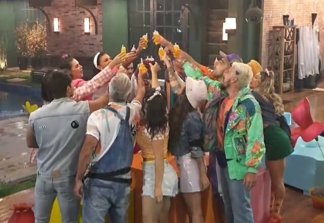 Brigas e confusões marcam a edição do reality, mas os peões também sabem aproveitar momentos inesquecíveis como esse. Um brinde ao Dia das Crianças adiantado e à festa #tbt!
