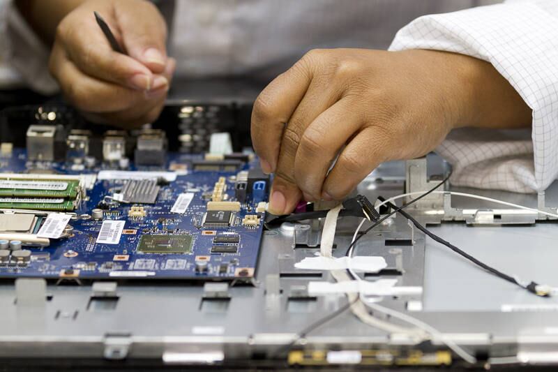 Em função da delicadeza das peças e seu pequeno tamanho, as mulheres são maioria nas linhas de montagem da fábrica