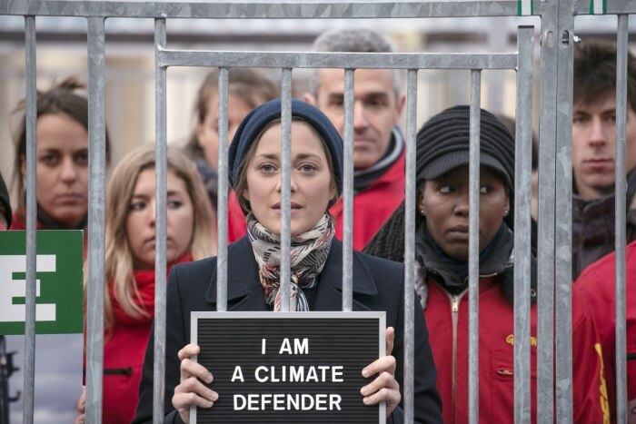 Marion Cotillard segurou um cartaz em inglês dizendo: " Sou uma defensora do clima"
