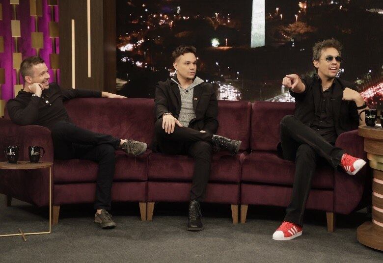 No último bloco do talk show, o KLB canta I Want It That Way, um dos principais sucessos do grupo Backstreet Boys