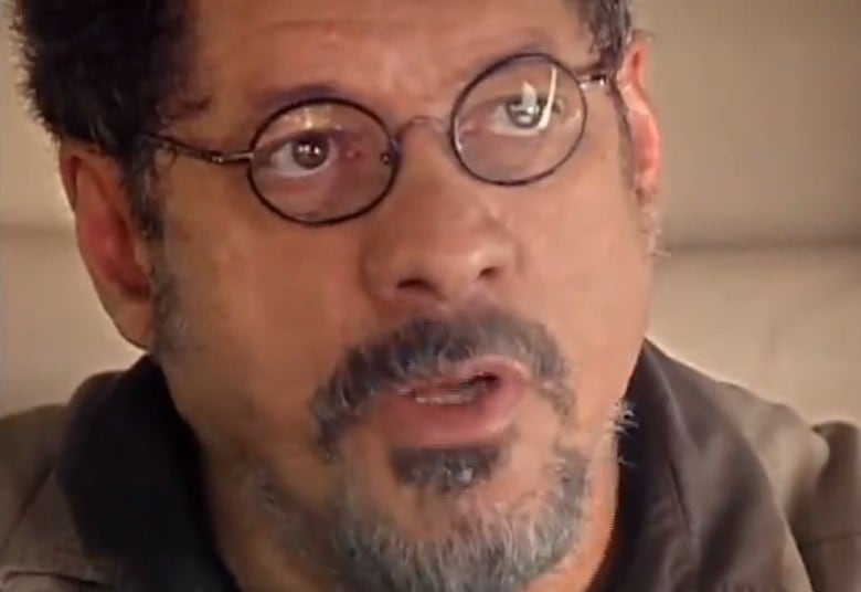 Flores conseguiu enganar os policiais e fugiu de casa antes de ser preso. Mas, ao ser resgatado pelos companheiros da conspiração, ele foi traído e acabou sendo atirado ao mar

•VÍDEO: Flores é traído por seus companheiros e atirado ao mar 