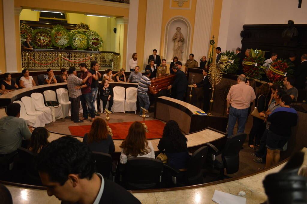 O velório acontece em um salão da Assembléia Legislativa de Pernambuco