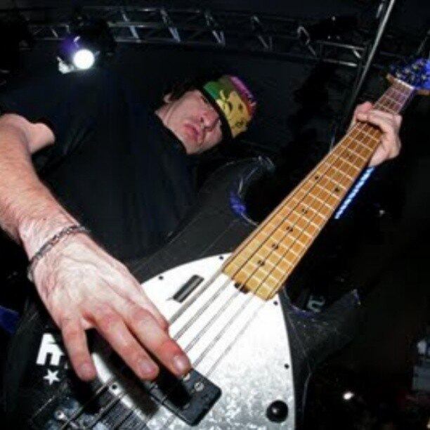 Para os herdeiros de Champignon receberem a grana, não é  preciso vender mais CDs de suas bandas. Basta que a música das quais participou toque nas rádios, TVs, festas... De acordo com o Código Civil Brasileiro, o valor de direitos autorais obtidos por meio da execução pública da música é direcionado aos herdeiros do artista, que tem sua obra protegida por 70 anos após sua morte