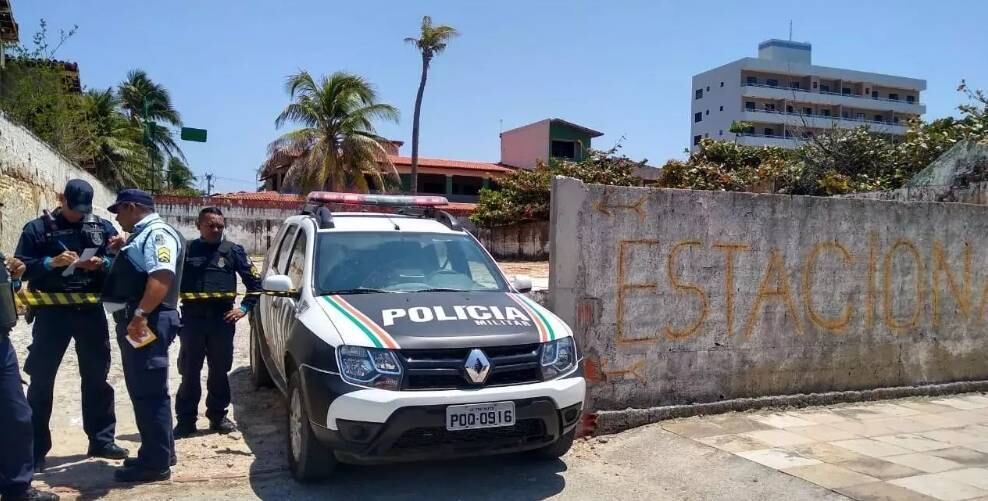 Corpo do bebê foi encontrado em terreno baldio - (Foto: Reprodução)