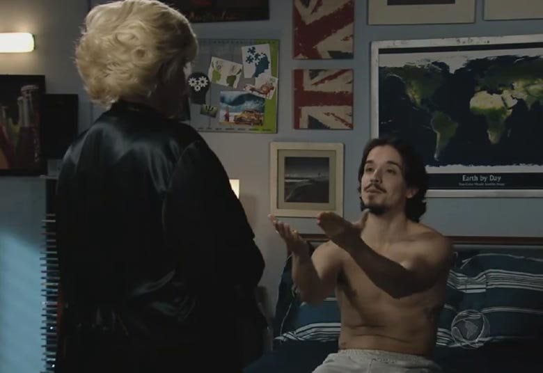 Rico aparece de surpresa e deixa Dora feliz com
a visita. Ele diz para a avó que só se envolveria com política se fosse um
black bloc
+ Papudo perde o controle e sufoca Renata. Assista!
+ Plano Alto aposta em figurino sofisticado
+ Carla Diaz e Bernardo Falcone se divertem nos bastidores