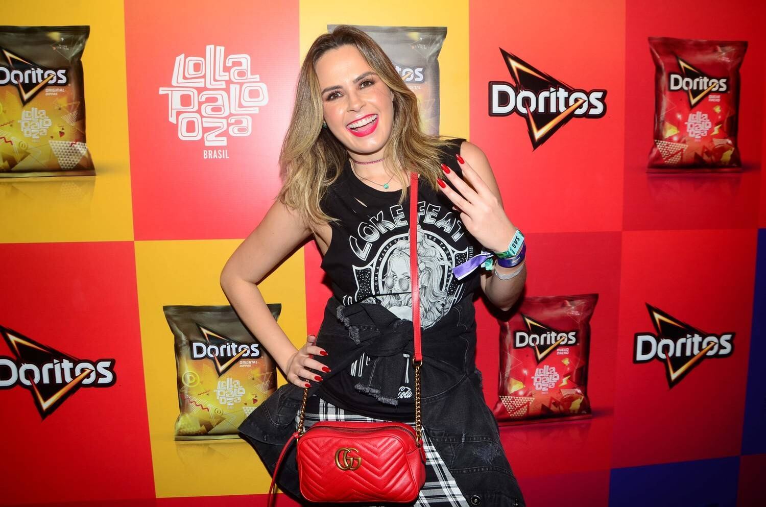 A ex-BBB Ana Paula Renault esbanjou simpatia na hora das fotos