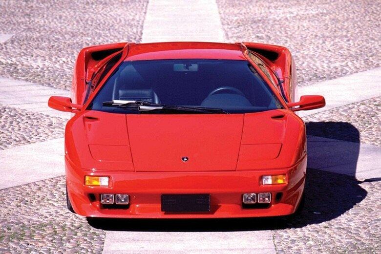 Produzido entre 1990 e 2002, o Diablo foi o último carro feito pela Lamborghini na gestão da Chrysler — o conglomerado norte-americano vendeu a fábrica de Sant'Agata Bolognese para a Volkswagen em 1998. Considerado um dos modelos mais emblemáticos da marca do touro, o supercarro foi produzido nas carrocerias cupê e roadster, com opções de tração apenas traseira (RWD) ou integral (AWD). Originalmente, trazia um vigoroso motor 5.7 V12 a gasolina de 492 cv, sempre associado a uma transmissão manual de cinco marchas