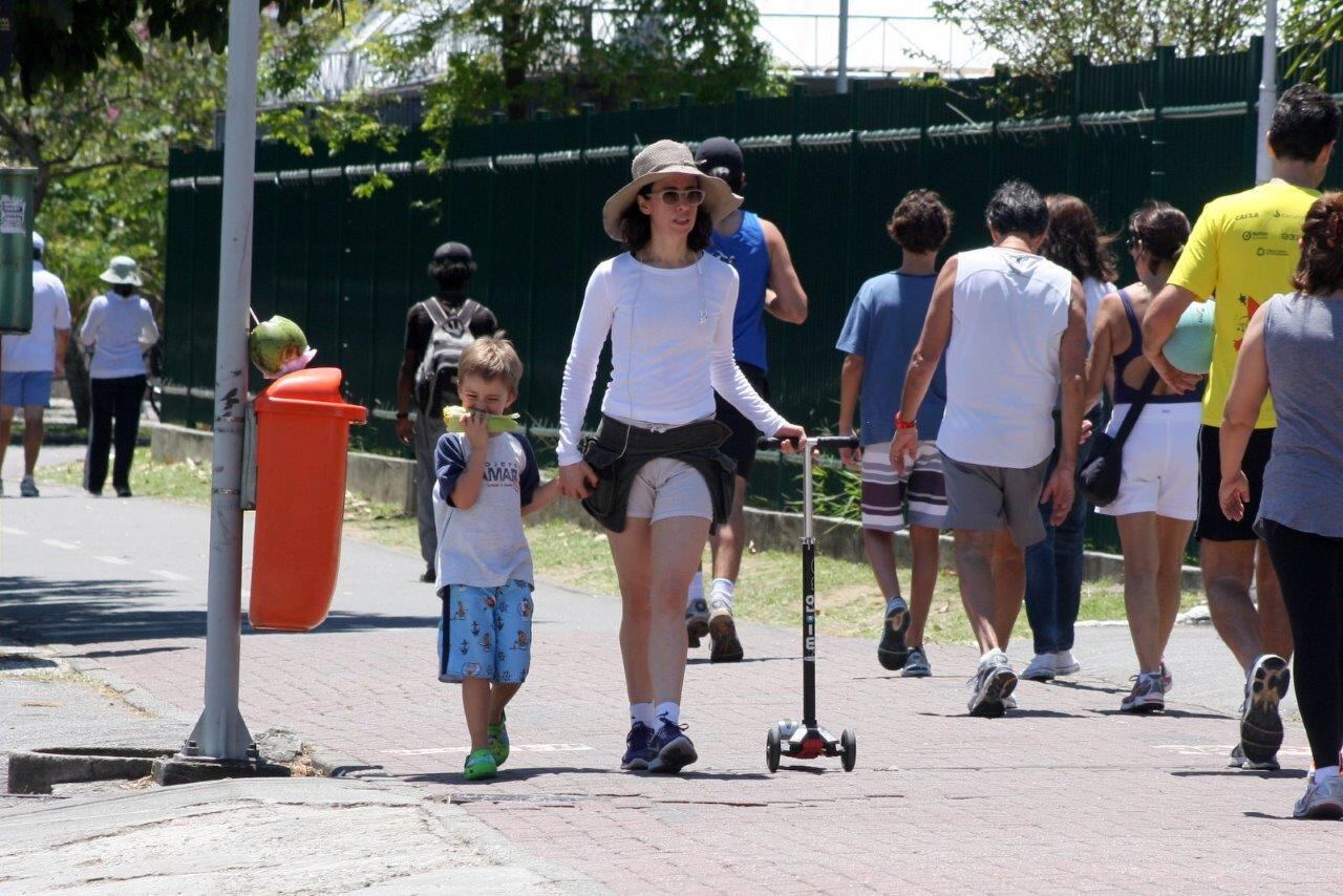 Enquanto a atriz caminhava, seu filho se divertia no patinete