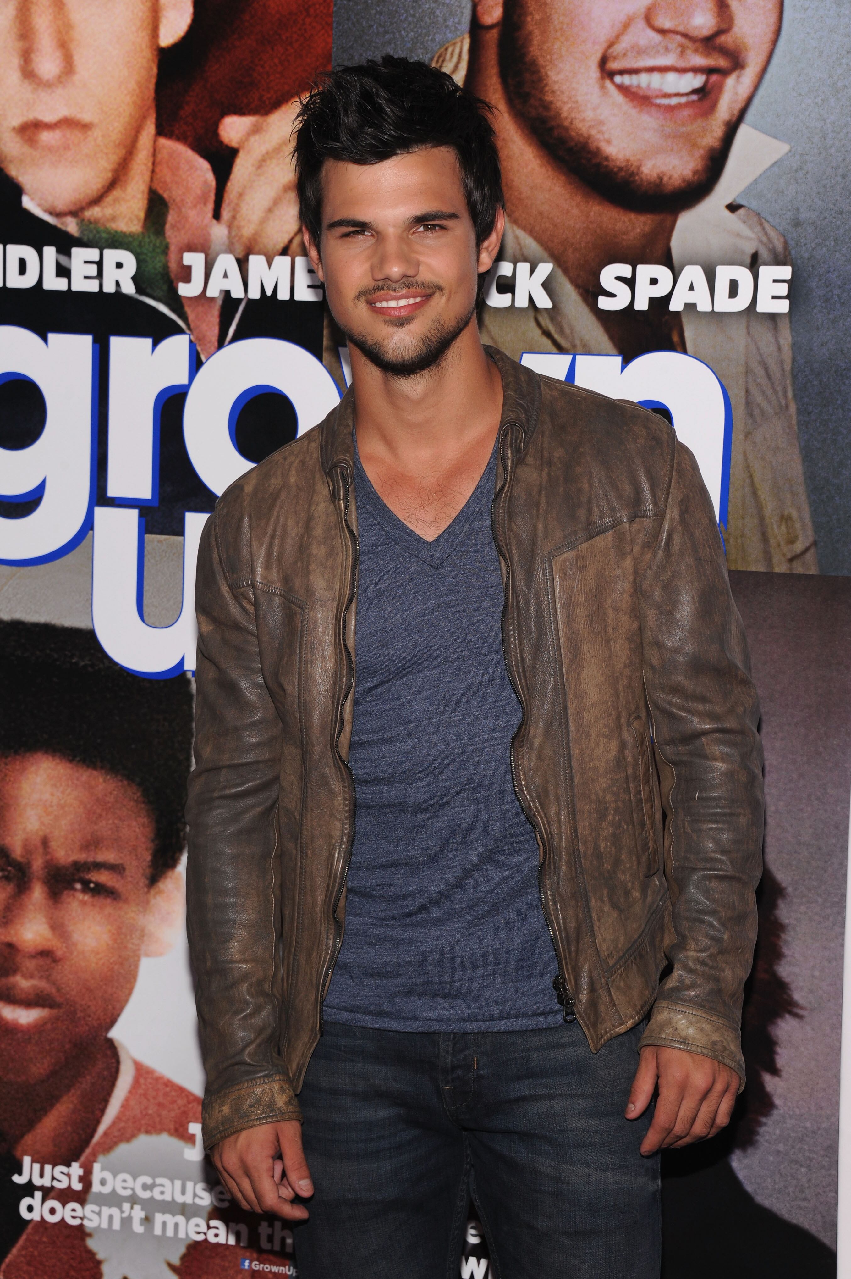 Taylor Lautner faturou no último ano o mesmo que Kristen, sua ex-companheira de Crepúsculo. O galã embolsou "apenas" R$ 48 milhões. Taylor também ganha poder por representar uma aposta da nova geração de atores de filmes de ação. Ele é também o único ator jovem a figurar na lista de teens mais ricos do mundo no ano passado. Poderoso!