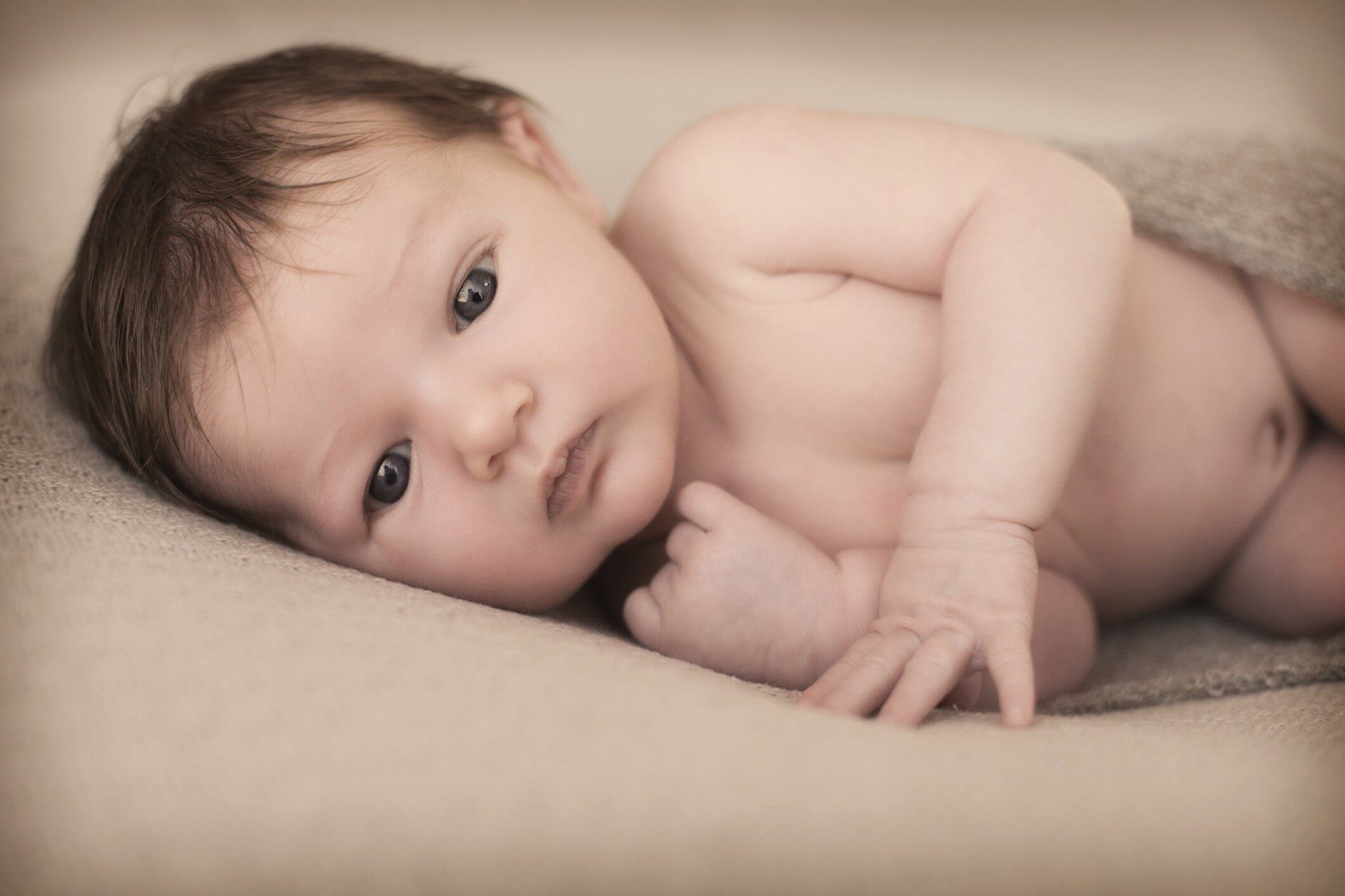 Bebês têm febre e diarreia quando os dentes nascem? Verdade
A febre baixa pode ocorrer pela inflamação
gengival, mas a diarreia também pode ser por outros motivos, diz a especialista.
— Já as fezes
amolecidas, ocorrem algumas vezes por contaminação secundária, por colocar
objetos na boca