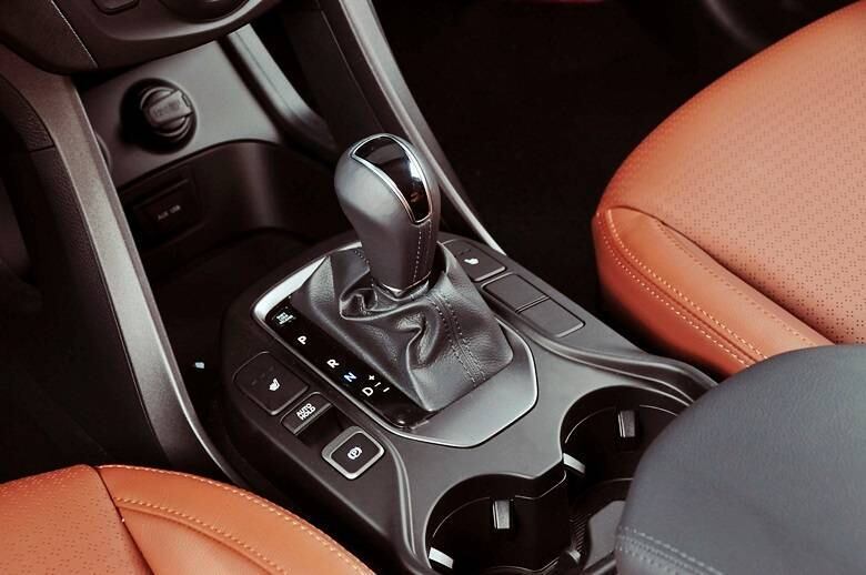 Também como no i30, a transmissão automática de seis marchas é padrão e oferece trocas ligeiras e suaves. A diferença fica com a resposta do motorzão V6, que demora um pouco a encher e despejar todo seu ímpeto, mas ao mesmo tempo oferece uma aceleração progressiva muito gostosa ao volante

Saiba tudo sobre carros! Acesse R7.com/carros