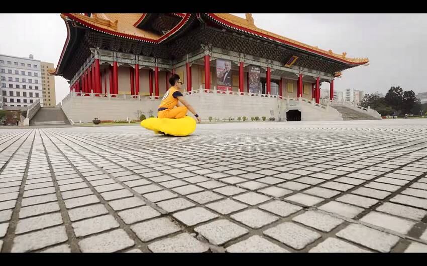 Ele também sentava na Nimbus, assim como no anime