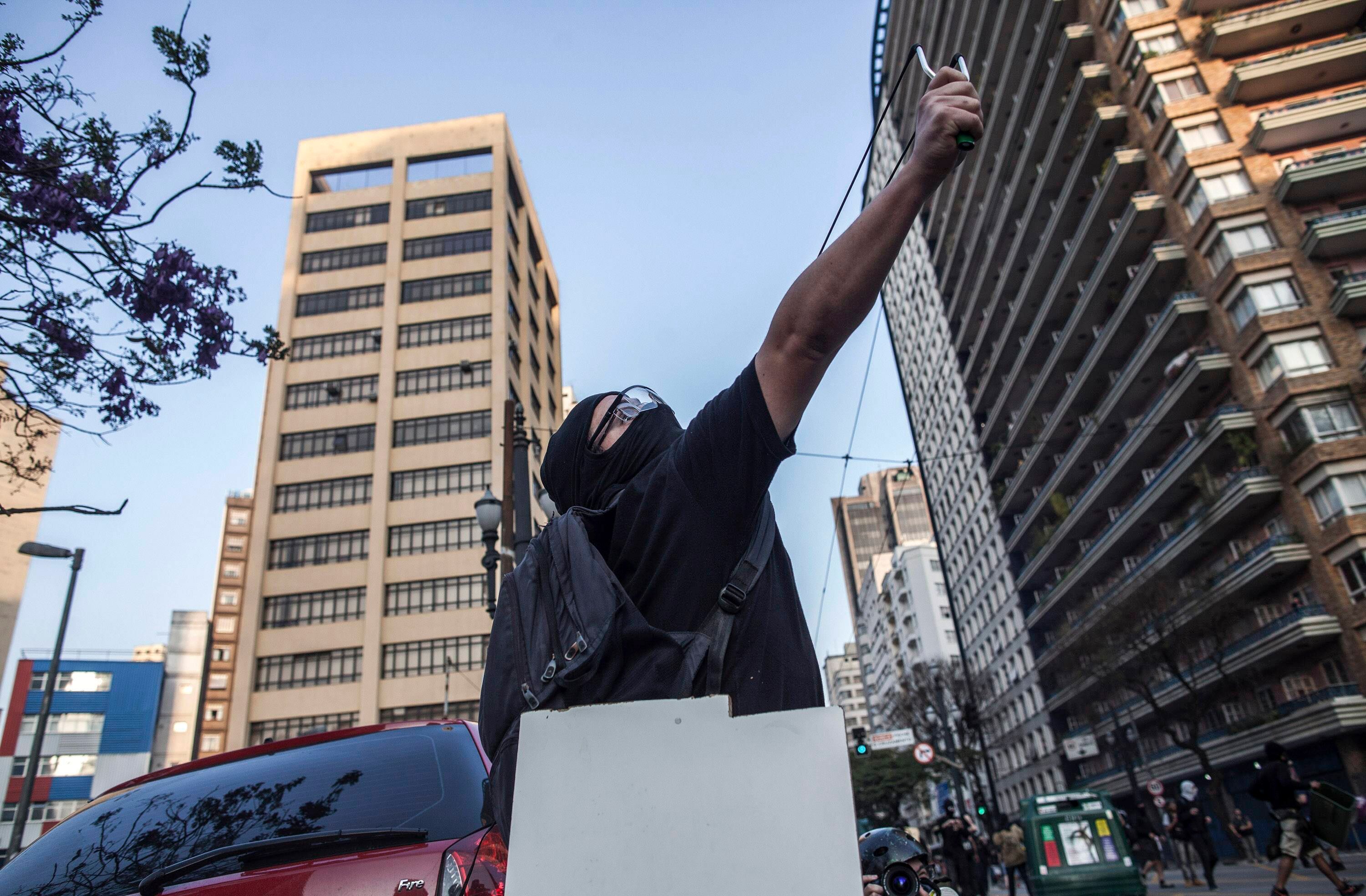 Com atiradeira, manifestante paulista enfrenta a polícia