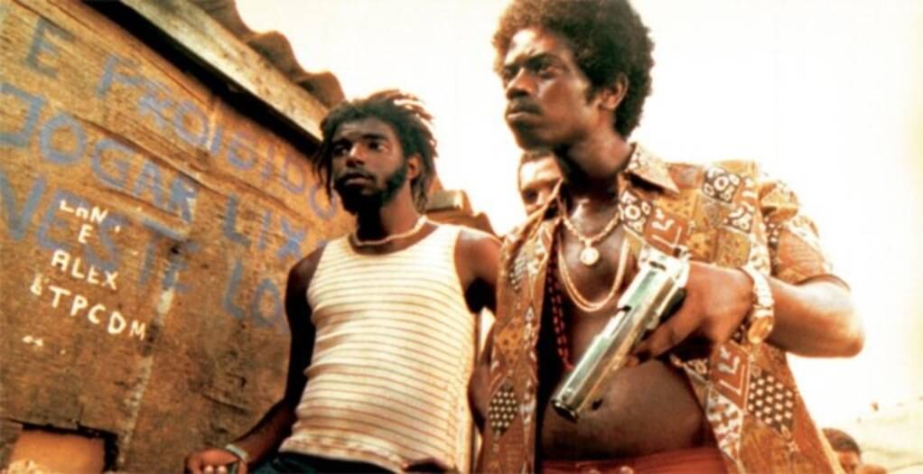 Cidade de Deus

Filmado em 2002, a história da favela que dá nome ao filme virou um clássico do cinema. Baseado no livro de Paulo Lins, a obra de Fernando Meirelles buscou atores nas comunidades, trouxe diálogos verossímeis e mostroucom a realismo o cotidiano dos moradores de uma comunidade
