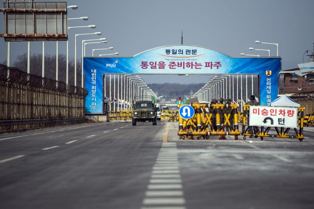 A cidade de Panmunjom demarca os limites entre as Coreias do Sul e do Norte, num local conhecido como Zona Desmilitarizada (DMZ), onde os dois países fazem o controle da fronteira. A vila que havia no local foi substituída por uma construção militar de alto nível, a Zona Desmilitarizada, onde soldados das duas nações se vigiam mutuamente. Uma ponte faz a ligação entre os países