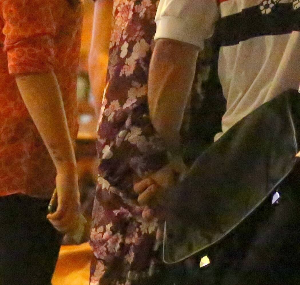 Castelli e a morena, inclusive, foram fotografados de mãos dadas