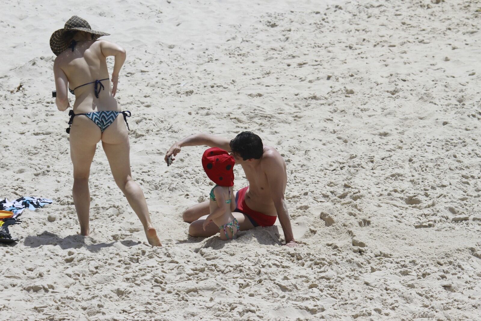 Mateus Solano e Paula Braun leva a filha, Flora, à praia, no Rio de Janeiro