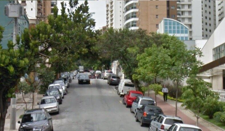 Também em 2010, a então universitária Renata Carretti de Queiroz chegava ao seu prédio na rua Apinajés em um Ford Ka, quando foi surpreendida por um ladrão.

Segundo contou à polícia na época, ela avisou ao criminoso que iria pegar sua bolsa e sair do veículo, quando ele se assustou e atirou