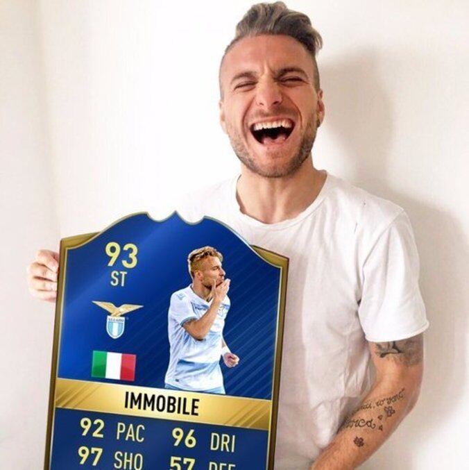 Immobile, o líder dos artilheiros, com a placa que ganhou do "Fifa Game"