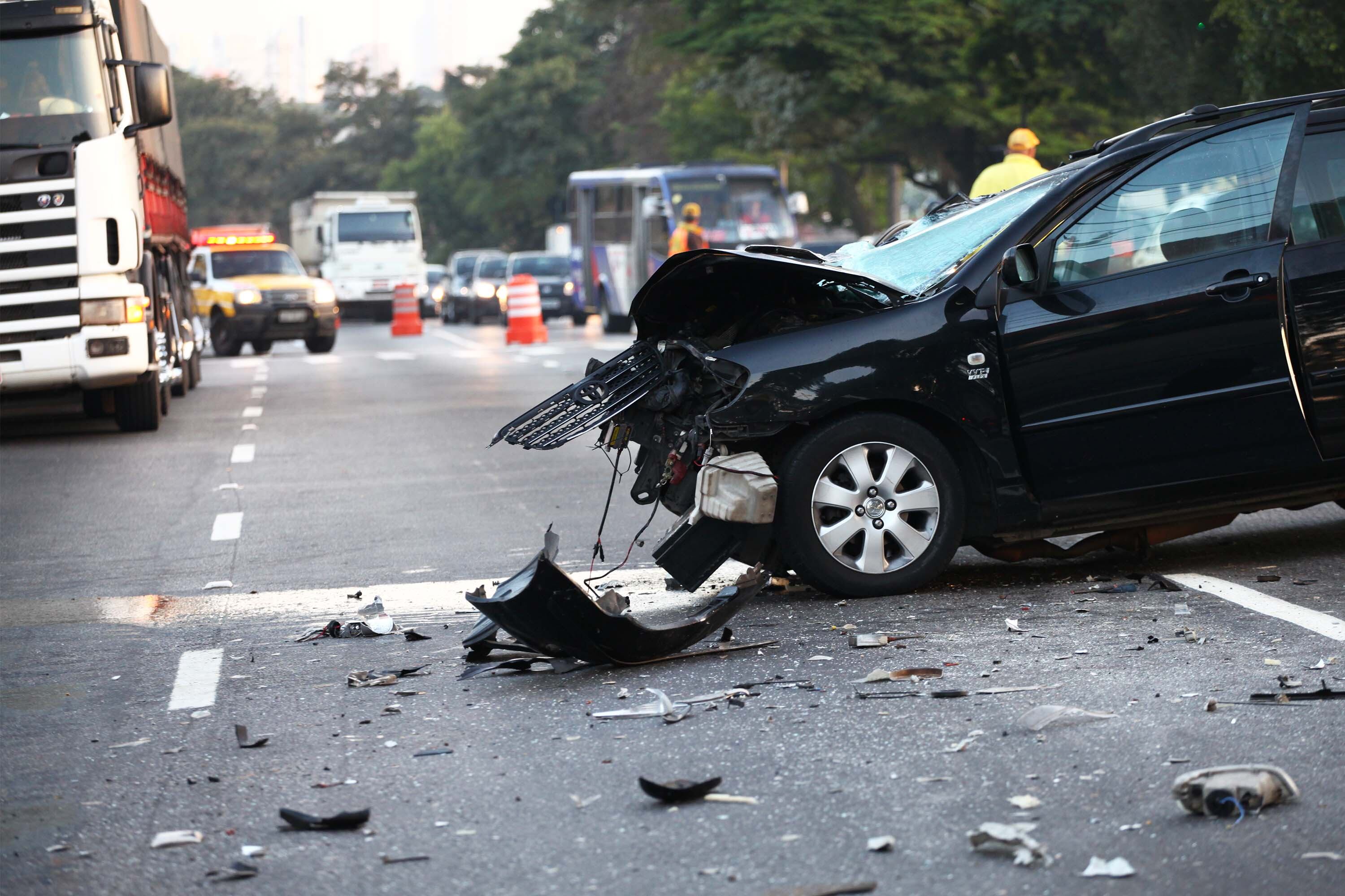 Carreta e carro batem na avenida dos Bandeirantes