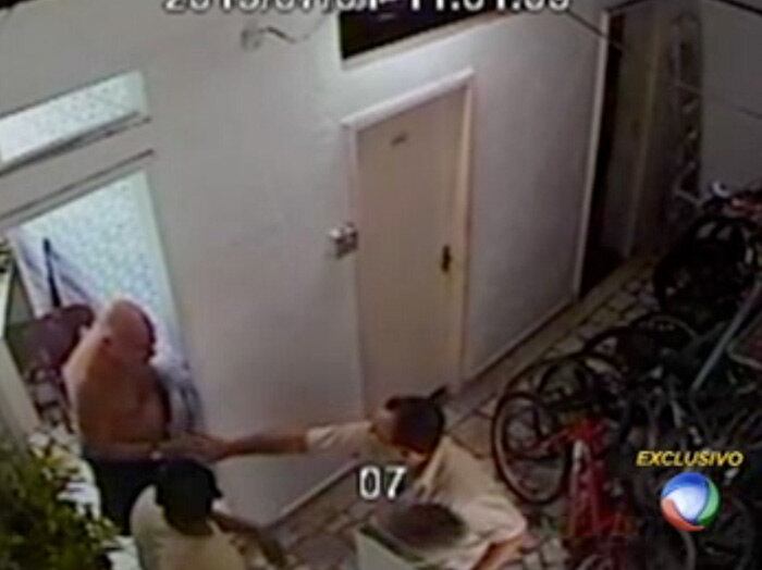Câmeras de segurança de um prédio na Tijuca, na zona norte do Rio, registraram o momento em que o síndico do edifício, de 85 anos, e um morador, de 70, trocaram socos e empurrões. O homem mais velho sofreu um AVC (acidente vascular cerebral) após a briga e foi internado em estado grave. Nesta terça (9), João Alves morreu em um hospital particular da Tijuca. Assista ao vídeo
