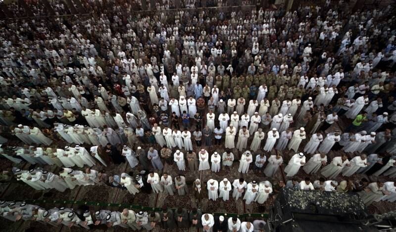 Muçulmanos xiitas
participam das orações de sexta-feira durante o Ramadã no santuário de Imam
Hussein, na cidade sagrada de Karbala, Iraque