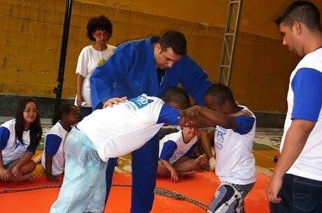 Crianças portadoras de deficiência fazem aulas de judô gratuitas