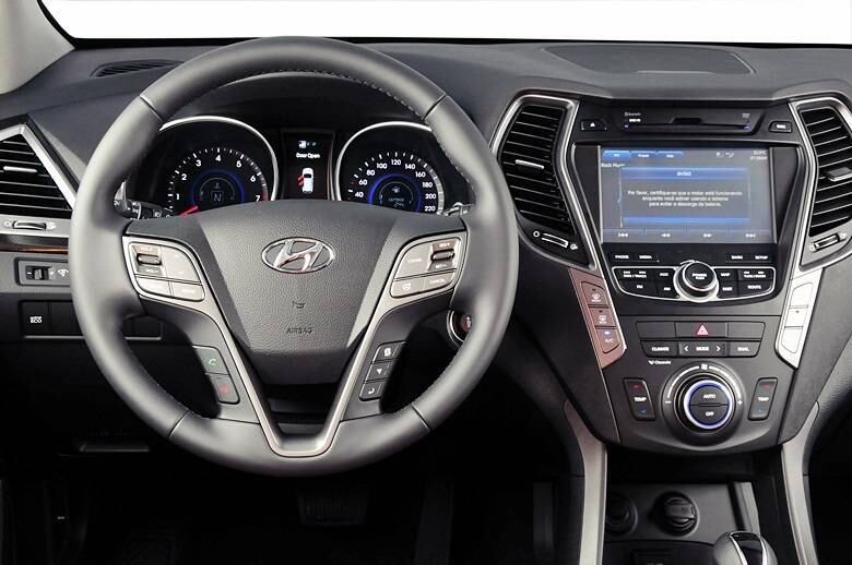 Sem opcionais, o novo SUV grande vem completíssimo, com sistema multimídia com tela sensível ao toque no painel, forração completa em couro, teto solar panorâmico, porta-luvas refrigerado, câmera de auxílio nas manobras de ré, ar-condicionado de duas zonas e um arsenal de itens de segurança

Saiba tudo sobre carros! Acesse R7.com/carros