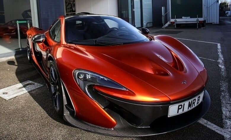 Entre os itens de série, ele terá uma versão do KERS — recuperação de energia sinética — para as ruas