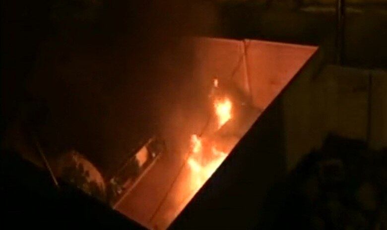 Em um outro registro, após uma discussão, um homem de 44 anos colocou fogo no carro do pai, no Cruzeiro Novo (DF). Segundo moradores que ficaram assustados com as chamas, o homem era usuário de drogas e brigou com pai antes do atentado.  Leia a matéria