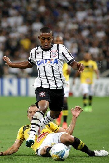 Quem também recebeu mais uma oportunidade nesta quarta foi Vagner Love. Ele foi titular do ataque alvinegro, desta vez ao lado de Malcom e Luciano. Apesar de passar em branco, ele deu uma assistência para o gol de Malcom, que só teve o trabalho de empurrar a bola para o fundo das redes. O treinador não quis entrar em detalhes da parte física, mas espera que Love atinja sua melhor condição em breve
